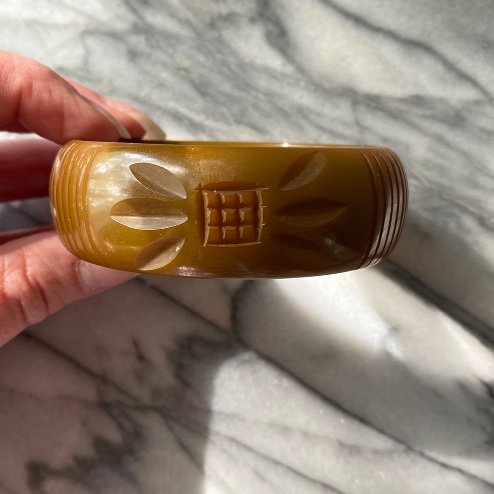 Vintage Bakelite green carved bangle bracelet